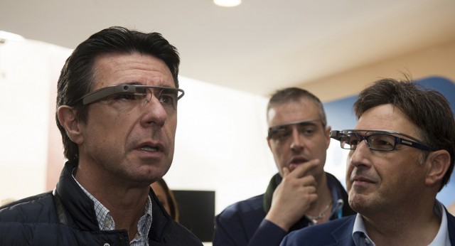 El Ministro Soria con las Google Glass