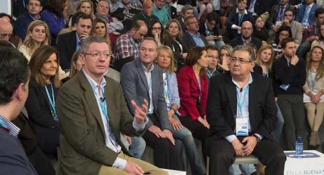 Gallardón dialogando con Zoido en la Convención Nacional