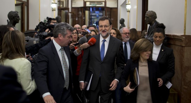 Rajoy, junto a Sáenz de Santamaría atendiendo a los medios 
