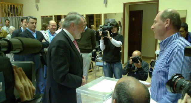 Jaime Mayor Oreja vota en la Casa de la Cultura de Armentia, Vitoria