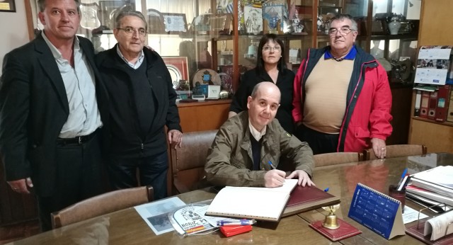 Ramón Moreno Bustos firma en el libro de visitas del Centro Valle Miñor en Montevideo/Uruguay