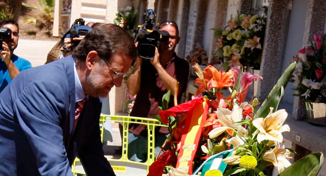 Mariano Rajoy deposita una ofrenda floral en honor al concejal del PP en el Ayuntamiento de Málaga José María Martín Carpena