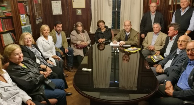 Ramón Moreno Bustos asiste a una reunión en el Hogar Español de Ancianos de Montevideo/Uruguay
