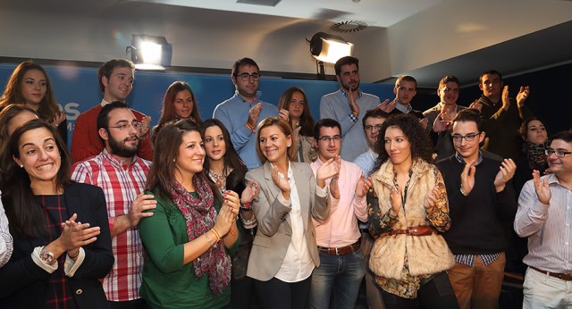 María Dolores de Cospedal con jóvenes de NNGG