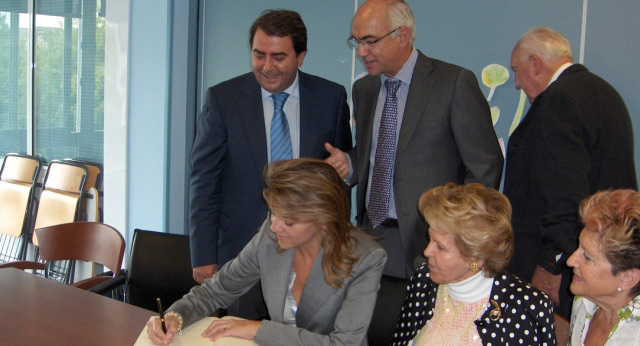 María Dolores de Cospedal visita el centro gerontológico La Milagrosa, en La Coruña