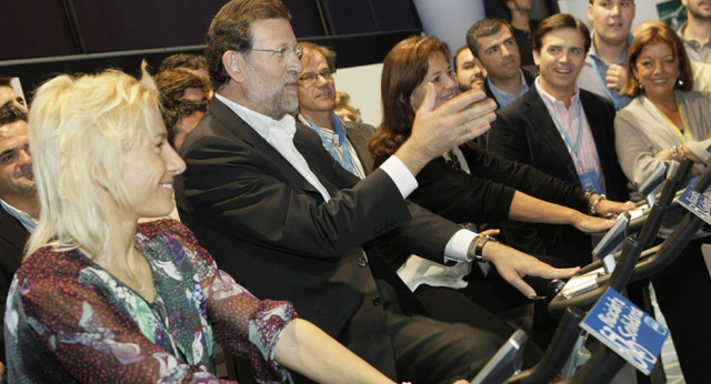 Mariano Rajoy prueba la bicicleta solidaria junto a Marta Domínguez