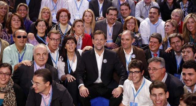 Mariano Rajoy, Francisco Camps y Alicia Sánchez Camacho con algunos asistentes a la Convención