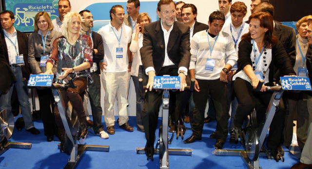El presidente del Partido Popular, acude durante el segundo día de convención a un encuentro con deportistas de élite.