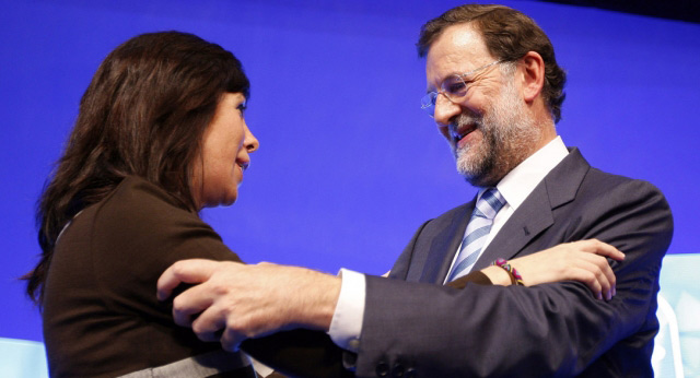 El abrazo de Mariano Rajoy y Alicia Sánchez Camacho 