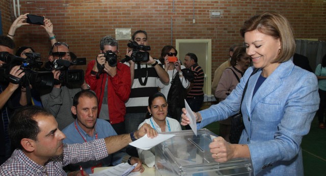 María Dolores de Cospedal votando en Albacete