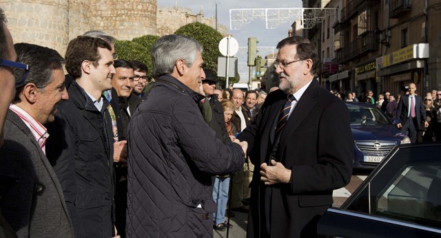 Mariano Rajoy saluda a Adolfo Suárez Illana a su llegada al acto