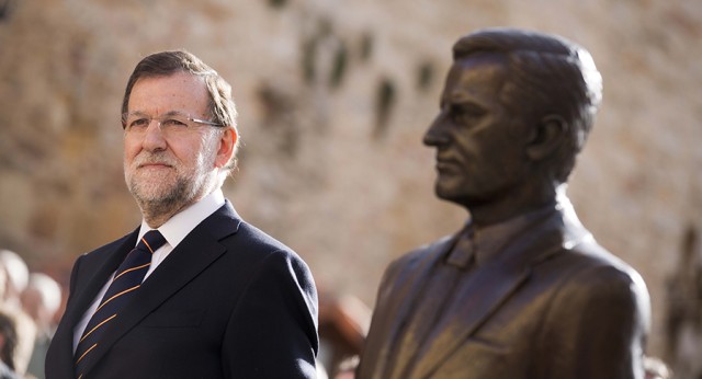 Mariano Rajoy con la estatua de Adolfo Suárez