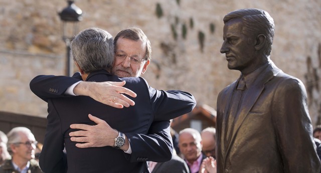 Mariano Rajoy abraza a Adolfo Suárez Illana