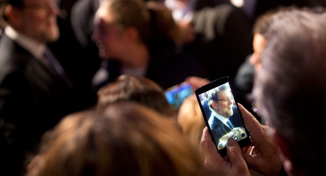 Una asistente fotografía a Mariano Rajoy en Murcia