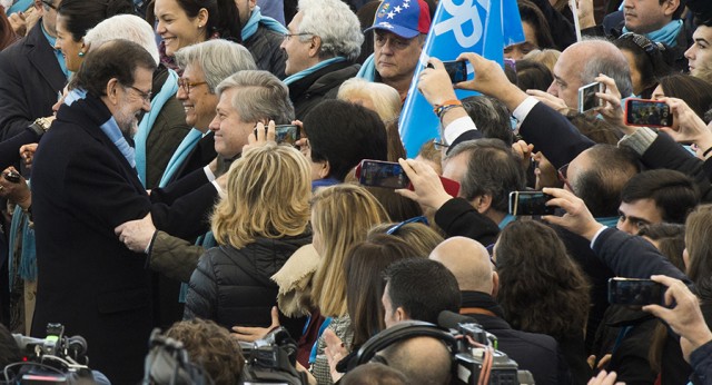 Mariano Rajoy saluda a Leopoldo López en el acto de central de campaña en Madrid