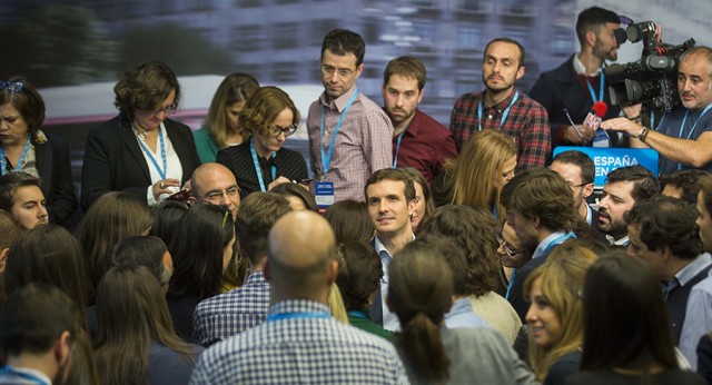 Pablo Casado con periodistas