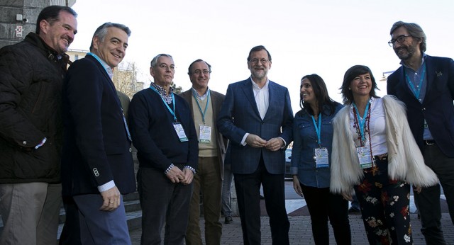 Mariano Rajoy junto a Alfonso Alonso, Beatriz Jurado y miembros del PP Vasco