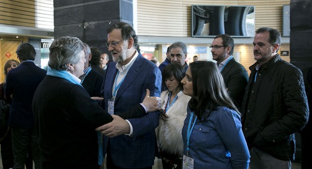 Rajoy saludando a Leopoldo Lopez a su llegada al foro