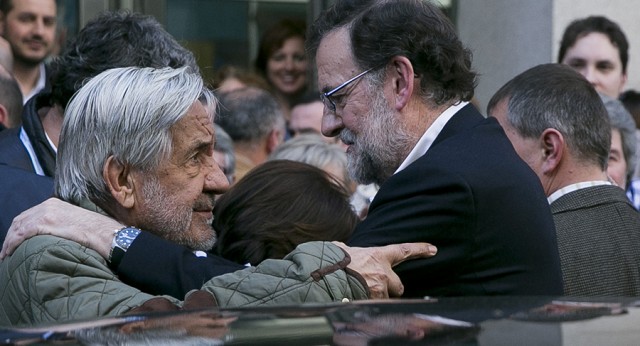 Mariano Rajoy se baja del coche para saludar a Adriano Marqués de Magallanes