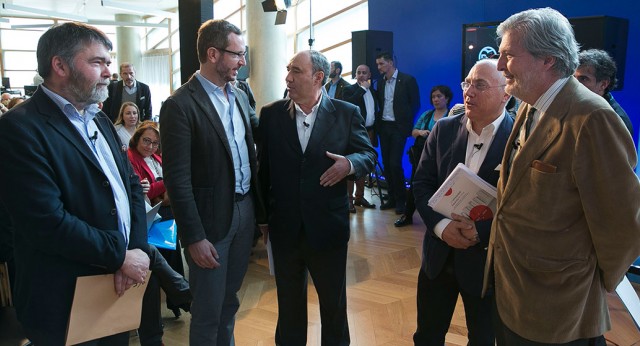 Javier Maroto e Íñigo Méndez de Vigo junto a los ponentes de la primera mesa de la Convención Pacto por la Educación