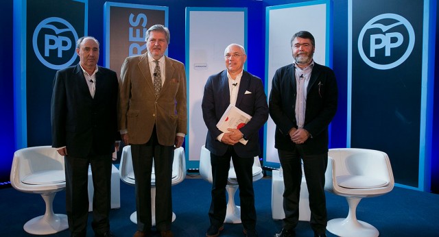 Iñigo Méndez de Vigo junto a los ponentes de la mesa 'Un pacto educativo integrando todas las partes