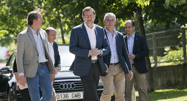 Mariano Rajoy con Alfonso Alonso a su llegada