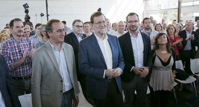 Mariano Rajoy con Alfonso Alonso y Javier Maroto durante el foro 