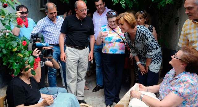 Mª Dolores Cospedal visita la localidad toledana de Lagartera