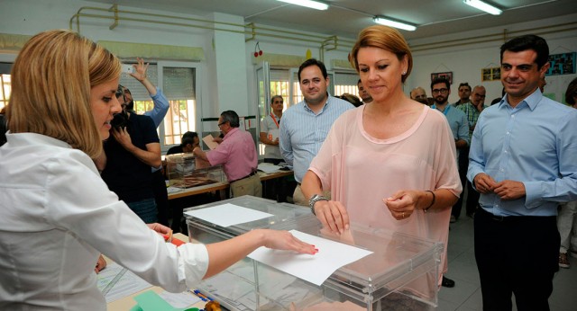 La secretaria general del PP, Mª Dolores de Cospedal, ejerciendo su derecho a voto