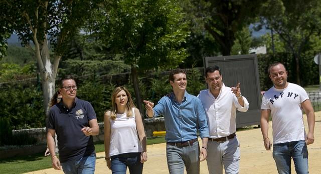 Pablo Casado y Juanma Moreno a su llegada al campus de verano de NNGG Madrid