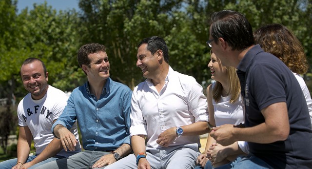 Pablo Casado y Juanma Moreno en el campus de verano de NNGG Madrid