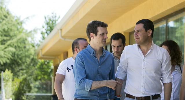 Pablo Casado y Juanma Moreno en el campus de verano de NNGG Madrid