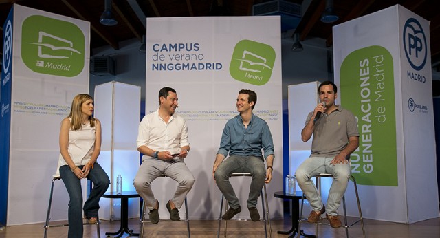 Pablo Casado y Juanma Moreno en el campus de verano de NNGG Madrid