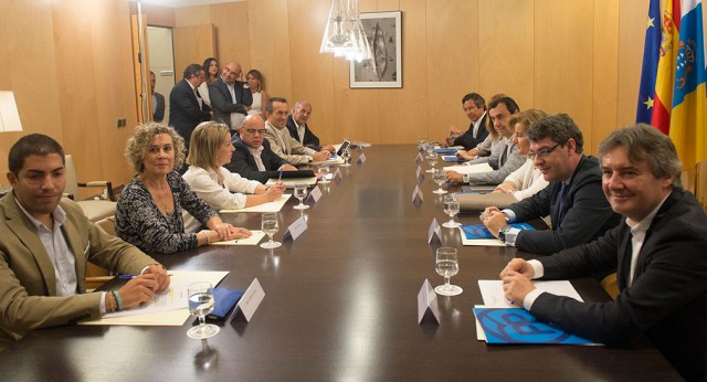 Reunión entre los equipos del PP y Coalición Canaria en el Congreso de los Diputados
