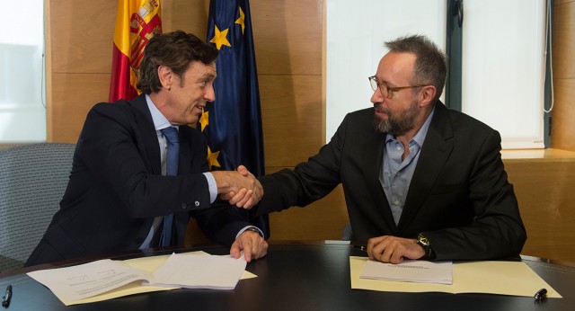 Firma del pacto para la investidura entre PP y Ciudadanos en el Congreso de los Diputados
