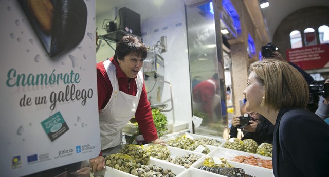 María Dolores de Cospedal visita el mercado de Santiago de Compostela