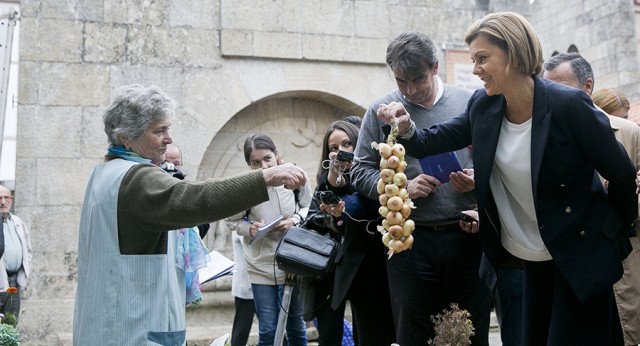 María Dolores de Cospedal visita el mercado de Santiago de Compostela