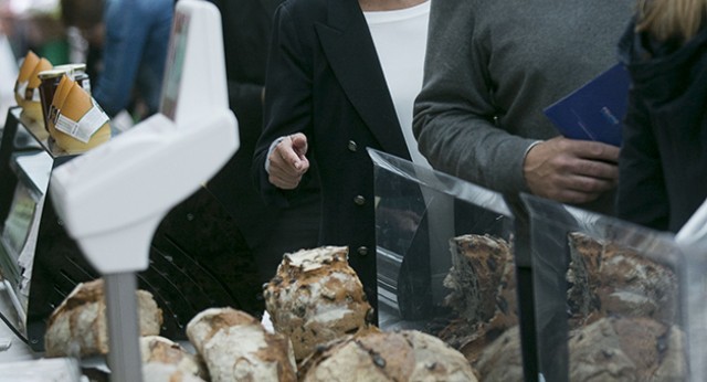 María Dolores de Cospedal visita el mercado de Santiago de Compostela