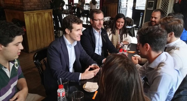 Pablo Casado y Javier Maroto participan en un acto con jóvenes en Vitoria