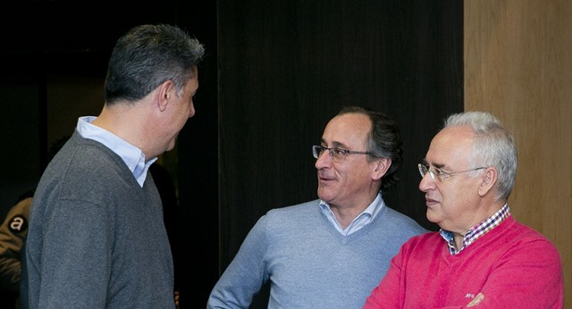 Xavi García Albiol con Alfonso Alonso y José Ignacio Ceniceros antes de la presentación de la Ponencia Económica