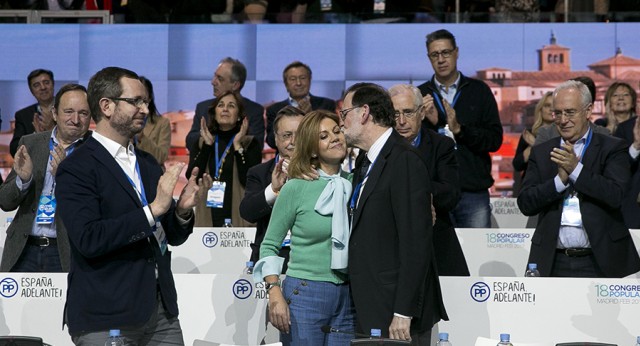 Mariano Rajoy besa a María Dolores de Cospedal tras su intervención