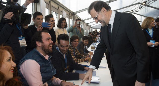 Mariano Rajoy recoge su acreditación del 18 Congreso del PP