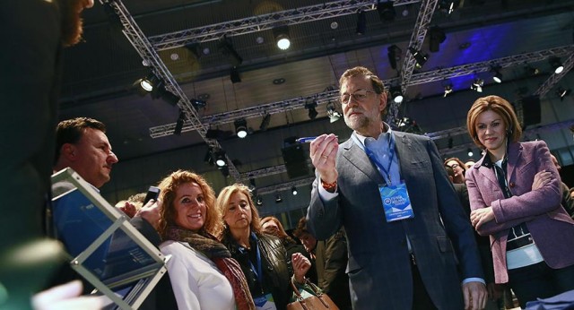 Mariano Rajoy y María Dolores de Cospedal pasean por los stands