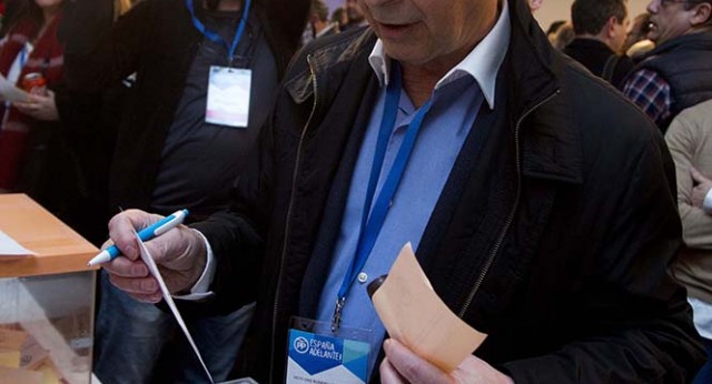 Cristobal Montoro durante las votaciones en el 18 Congreso del PP