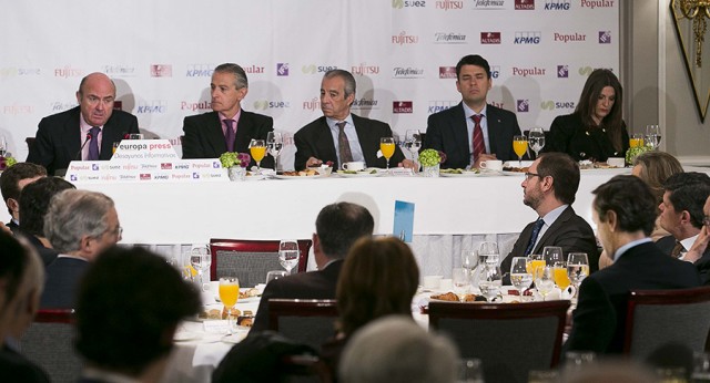 Los vicesecretarios del PP asisten al desayuno informativo de Luis de Guindos
