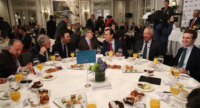 Los vicesecretarios del PP asisten al desayuno informativo de Luis de Guindos