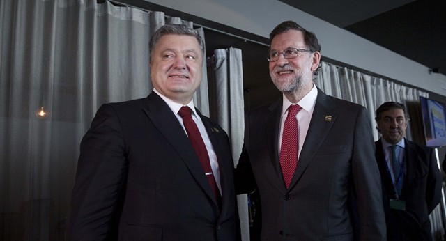 Mariano Rajoy con el presidente de Ucrania, Petró Poroshenko