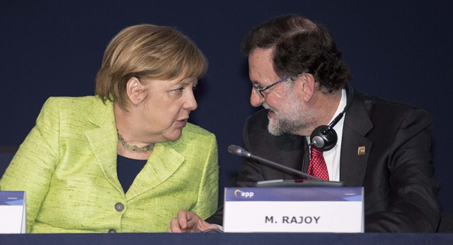 Mariano Rajoy con Angela Merkel en el Congreso del PPE