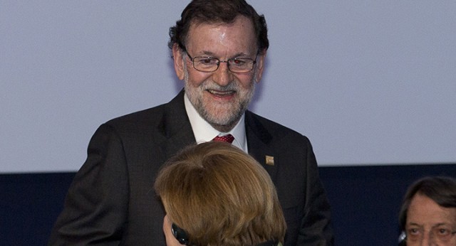 Angela Merkel da la enhorabuena a Mariano Rajoy tras su intervención en el Congreso del PPE