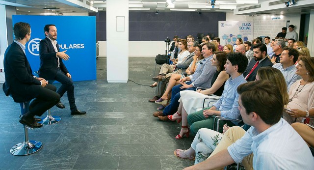 Pablo Casado interviene en una charla con Yago de Marta